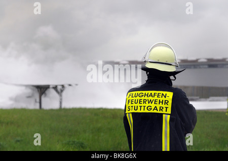 Esercizio dell'aeroporto vigili del fuoco presso l'aeroporto di Stoccarda, Baden-Wuerttemberg, Germania, Europa Foto Stock