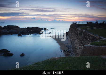 Persone a Nettuno bastione sulle mura del Forte di Galle, Galle, Sri Lanka Foto Stock