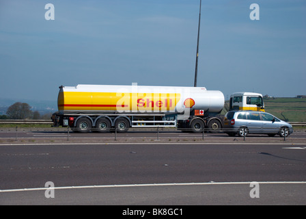 Distributore di benzina Shell tanker sulla M62 Foto Stock