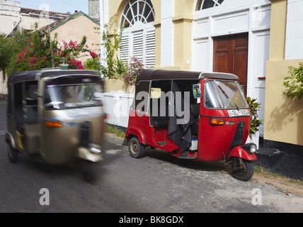 Tuk tuks su Peddler Street in Forte Galle, Galle, Sri Lanka Foto Stock