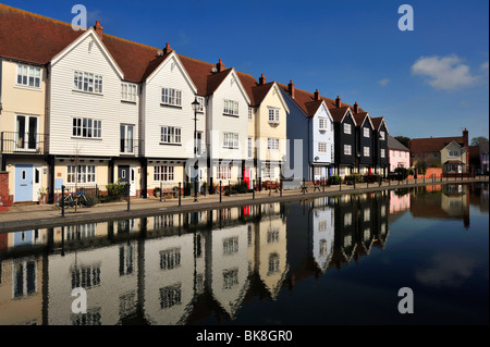 WIVENHOE, ESSEX, Regno Unito - 17 APRILE 2010: Nuove case moderne viste in acqua in un bacino asciutto riprogettato che è stato incorporato in questo sviluppo Foto Stock