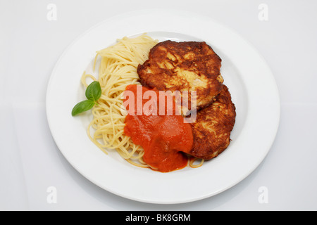 2 Milanese bistecche di tacchino su spaghetti con sugo di pomodoro e basilico Foto Stock