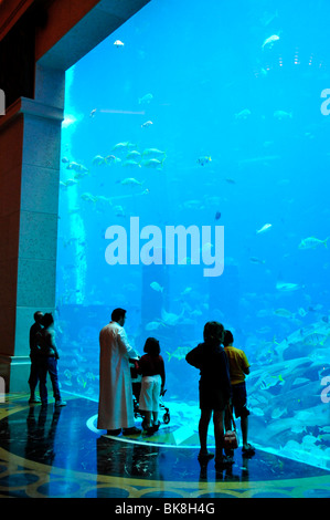 Un enorme acquario di acqua salata dell'Hotel Atlantis Palm Jumeirah, Dubai, Emirati Arabi Uniti, in Arabia, in Medio Oriente, Orient Foto Stock