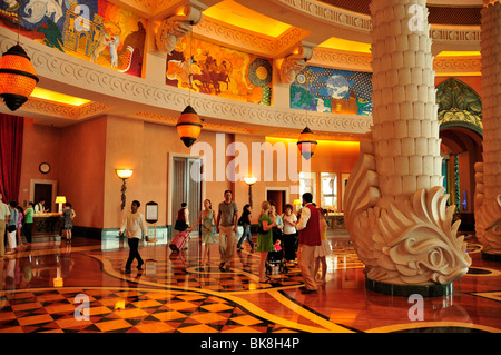 La lobby dell'Hotel Atlantis Palm Jumeirah, Dubai, Emirati Arabi Uniti, in Arabia, in Medio Oriente, Orient Foto Stock