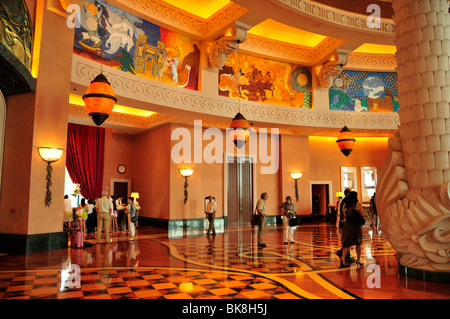 La lobby dell'Hotel Atlantis Palm Jumeirah, Dubai, Emirati Arabi Uniti, in Arabia, in Medio Oriente, Orient Foto Stock