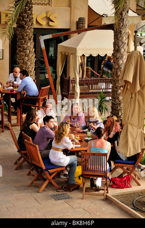 Il ristorante all'aperto presso il Madinat Jumeirah Resort, Dubai, Emirati Arabi Uniti, in Arabia, in Medio Oriente, Orient Foto Stock