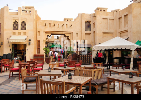 Il ristorante all'aperto presso il Madinat Jumeirah Resort, Dubai, Emirati Arabi Uniti, in Arabia, in Medio Oriente, Orient Foto Stock