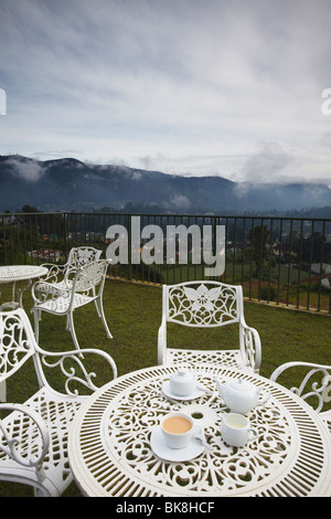 Il tè del mattino sul tetto, Nuwara Eliya, Sri Lanka Foto Stock