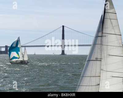 Il Golden Gate Bridge con due barche a vela, San Francisco Bay CA Foto Stock