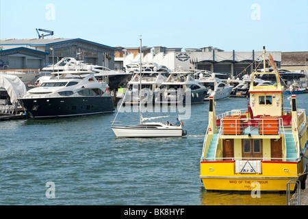 Sunseeker cantieri navali a Poole Harbour, un grande porto naturale in Dorset, l'Inghilterra del sud. Foto Stock