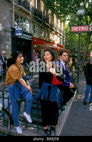 Persone, donne asiatiche, turisti, saint-michel la stazione metro, boulevard Saint Michel, Paris, Ile-de-France, Francia, Europa Foto Stock