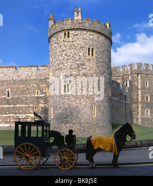 Brougham carro trainato da cavalli in uso come un'esperienza turistica Taxi Tour in attesa al di fuori del Castello di Windsor Windsor Berkshire REGNO UNITO Foto Stock