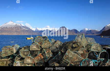 Elgol e Loch Scavaig sull'Isola di Skye in Scozia, con fantastiche vedute di innevate montagne Cuillin in primavera Foto Stock