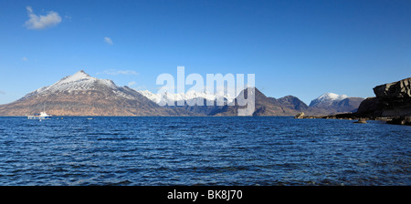 Elgol e Loch Scavaig sull'Isola di Skye in Scozia, con fantastiche vedute di innevate montagne Cuillin in primavera Foto Stock