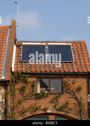 I pannelli solari per il riscaldamento di acqua sul tetto di una casa nel mercato Burnham NORFOLK REGNO UNITO Foto Stock
