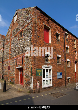 The Maltings Comunità Hall e granaio Theatre nella città di pozzetti accanto il mare NORFOLK REGNO UNITO Foto Stock