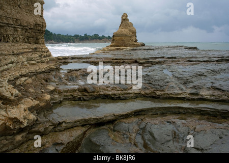 Scisti erose scogliere sulla costa del Pacifico in Ecuador Foto Stock