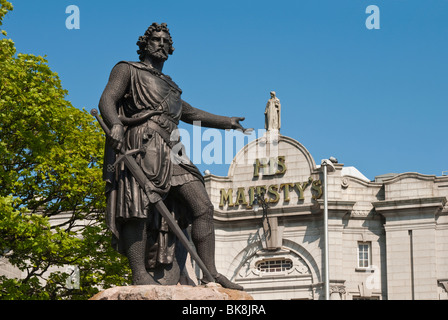 Statua di William Wallace con il teatro di sua Maestà sullo sfondo, Aberdeen, Scozia Foto Stock