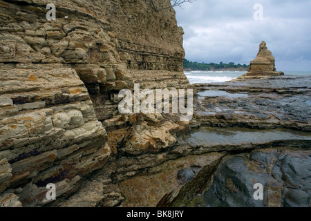 Scisti erose scogliere sulla costa del Pacifico in Ecuador Foto Stock