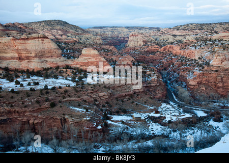 Il sole tramonta sulla Utah's Scenic Byway 12, tra l'Escalante foresta pietrificata e il Parco nazionale di Capitol Reef. Foto Stock