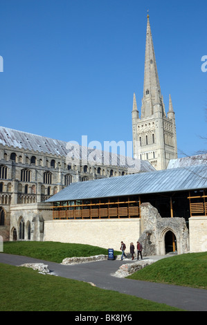 Antica Cattedrale di Norwich con il suo nuovo visitatore Hostry e centro educativo, inaugurata ufficialmente il 4 maggio 2010 da HM la regina.Europe Foto Stock