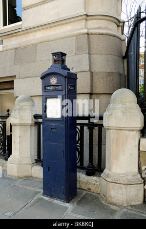 Vecchio Blu polizia chiamata Pubblica post originale o telefono polizia città di Londra Inghilterra Gran Bretagna REGNO UNITO Foto Stock