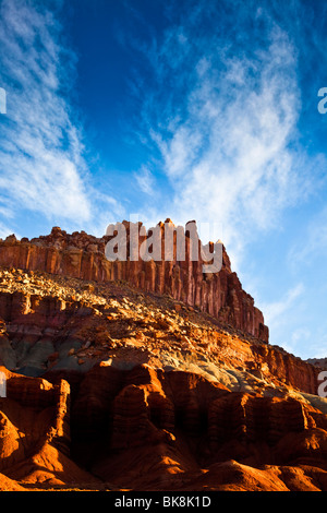 Il "Castello" formazione rocciosa del Parco nazionale di Capitol Reef nel sud dello Utah si illumina di arancione-rosso nei primi sunrise luce. Foto Stock