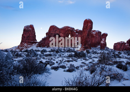 Fantastiche formazioni rocciose scolpite nel corso di migliaia di anni che punteggiano il paesaggio della sezione Windows di Arches National Park. Foto Stock