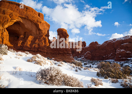 Fantastiche formazioni rocciose scolpite nel corso di migliaia di anni che punteggiano il paesaggio invernale del Parco Nazionale di Arches in Moab Utah. Foto Stock