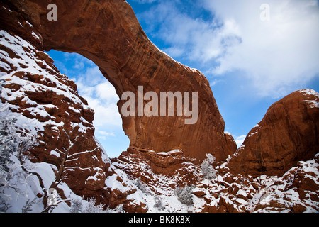 Fantastiche formazioni rocciose e archi scolpiti nel corso di migliaia di anni che punteggiano il paesaggio invernale Arches National Park nello Utah. Foto Stock