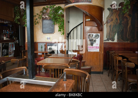 Parigi, Francia, all'interno vuoto dell'Old Parisian Café Scene nel quartiere Latino, vecchio caffè francese tavoli in legno, sedie, camera, interno vintage anni '1950 Foto Stock