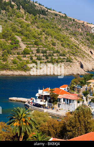 Assos, Cefalonia - uno dei più belli villaggi costieri in Grecia Foto Stock
