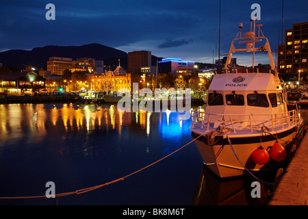 Mt Wellington, Museo della Tasmania, Hobart CBD, e la barca di polizia, che si riflette nel Victoria Dock, Hobart, Tasmania, Australia Foto Stock