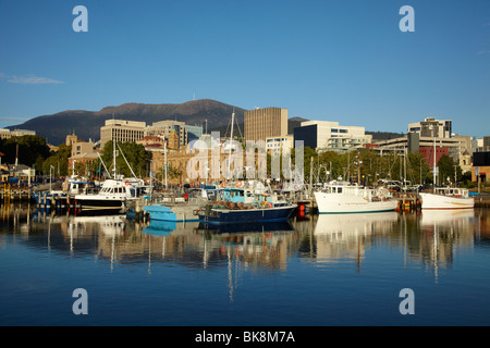 Mt Wellington, Museo della Tasmania, Hobart CBD e barche da pesca, riflessa in Victoria Dock, Hobart, Tasmania, Australia Foto Stock