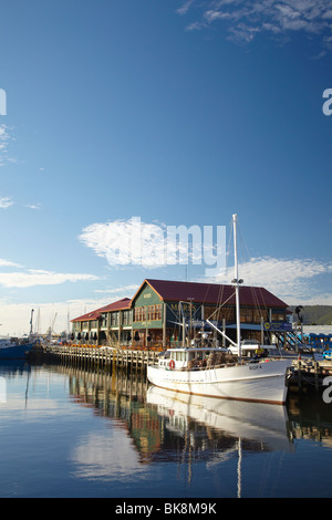 Barche da pesca e Mures ristorante di pesce, che si riflette nel Victoria Dock, Hobart, Tasmania, Australia Foto Stock