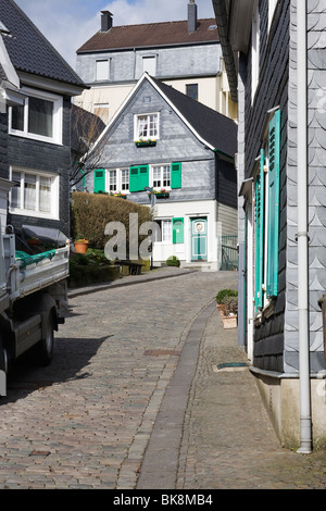 Ardesia e case con travi di legno, Solingen Graefrath, Germania Foto Stock