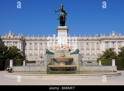 Madrid, Spagna. Plaza de Oriente. Statua di Felipe Filippo IV (Pietro Tacca; 1639) di fronte al Palazzo Reale. Foto Stock