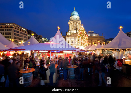 L'Europa, Germania, Berlino, il tradizionale Mercatino di Natale in piazza Gendarmenmarkt - illuminato al crepuscolo Foto Stock