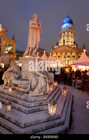 L'Europa, Germania, Berlino, il tradizionale Mercatino di Natale in piazza Gendarmenmarkt - illuminato al crepuscolo Foto Stock