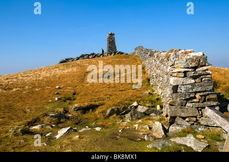 Il vertice cairn su Mynydd Tal-y-mignedd, Nantlle Ridge, Snowdonia, Galles del Nord, Regno Unito Foto Stock