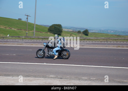 Biker sull'autostrada M62 (vicino a Outlane, Huddersfield). Foto Stock