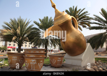 Rotonda con caffettiera e tazze di scultura nella città di Muscat, Sultanato di Oman. Foto di Willy Matheisl Foto Stock
