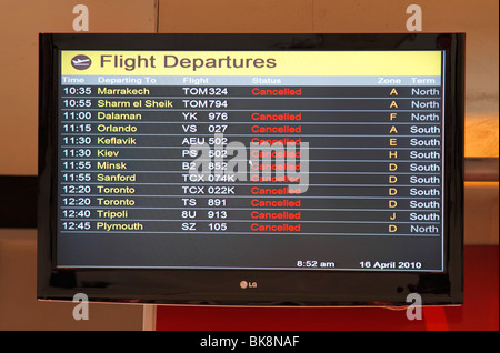 Pensione a London Victoria Station mostra tutti Gatwick voli annullati a causa della eruzione Islanda vulcano Eyjafjallajoekull Foto Stock