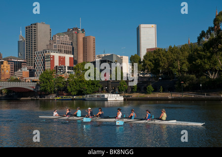 Squadre di canottaggio sul fiume Yarra di Melbourne, Victoria Australia Foto Stock
