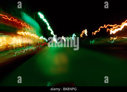 Motion Blur di Hamilton City Lights presi da un movimento moto, Bermuda Foto Stock
