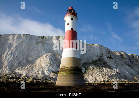 Beachy Head Lighthouse come si vede da terra/livello del mare. Foto Stock