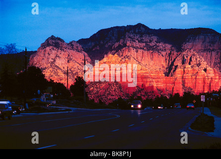 Tramonto sulla Rt. 89 attraverso Sedona, in Arizona, USA, Munds Mountain e rocce rosse al di là Foto Stock