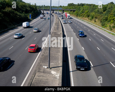 Vista da una passerella che guarda il traffico che viaggia / passando sulla M25 Autostrada vicino a Leatherhead in Surrey. Foto Stock