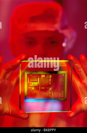 Maschera utilizzata per la produzione di chip dei computer da fette di silicio Foto Stock