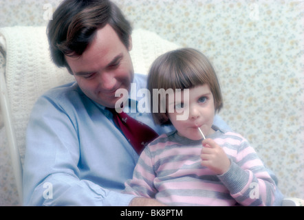 Ritratto di Padre azienda giovane figlia Foto Stock